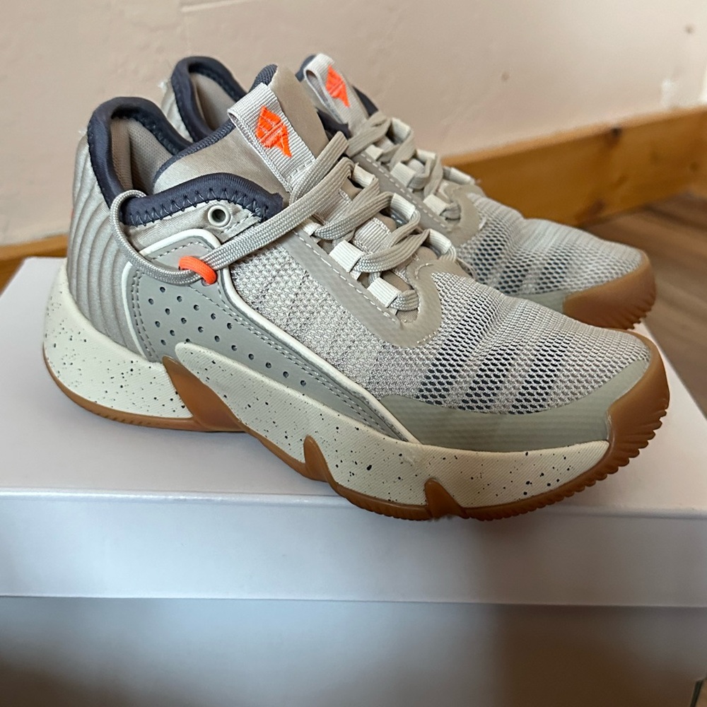 adidas Kids' Trae Unlimited Basketball Shoe big kids size 3.5